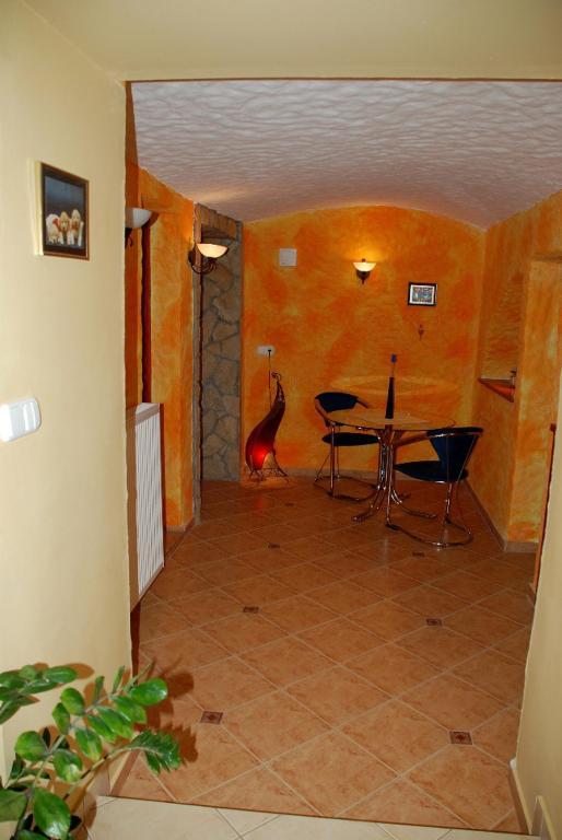 Janus Apartman Sarvar Ruang foto